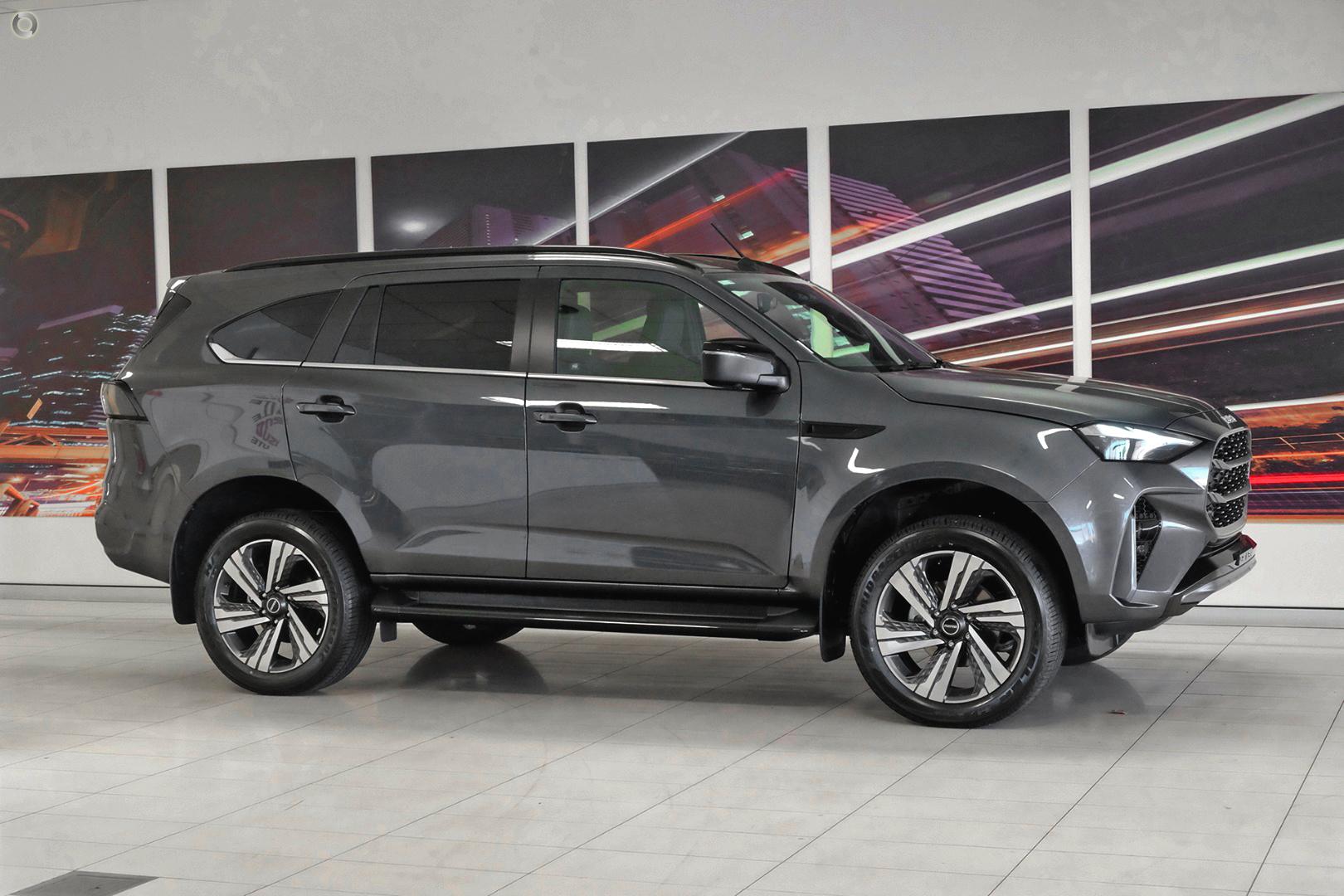 2026 Isuzu MU-X LST — photo 5