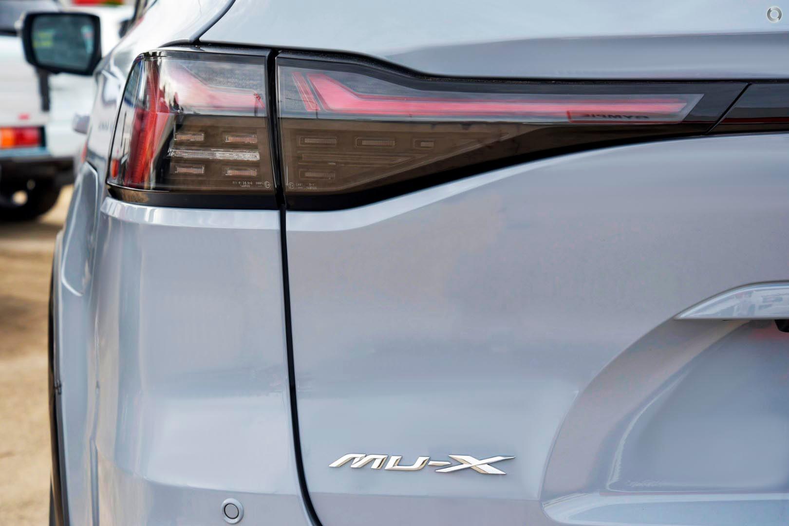 2026 Isuzu MU-X XTERRAIN — photo 9