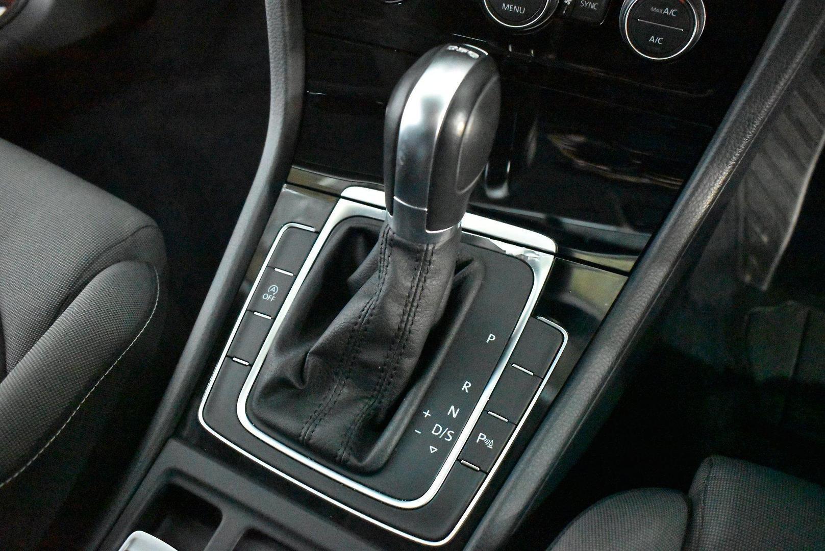 2015 Volkswagen Golf 103TSI Highline — photo 20