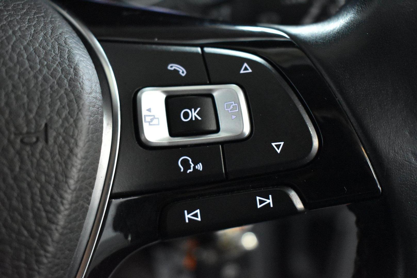 2015 Volkswagen Golf 103TSI Highline — photo 22