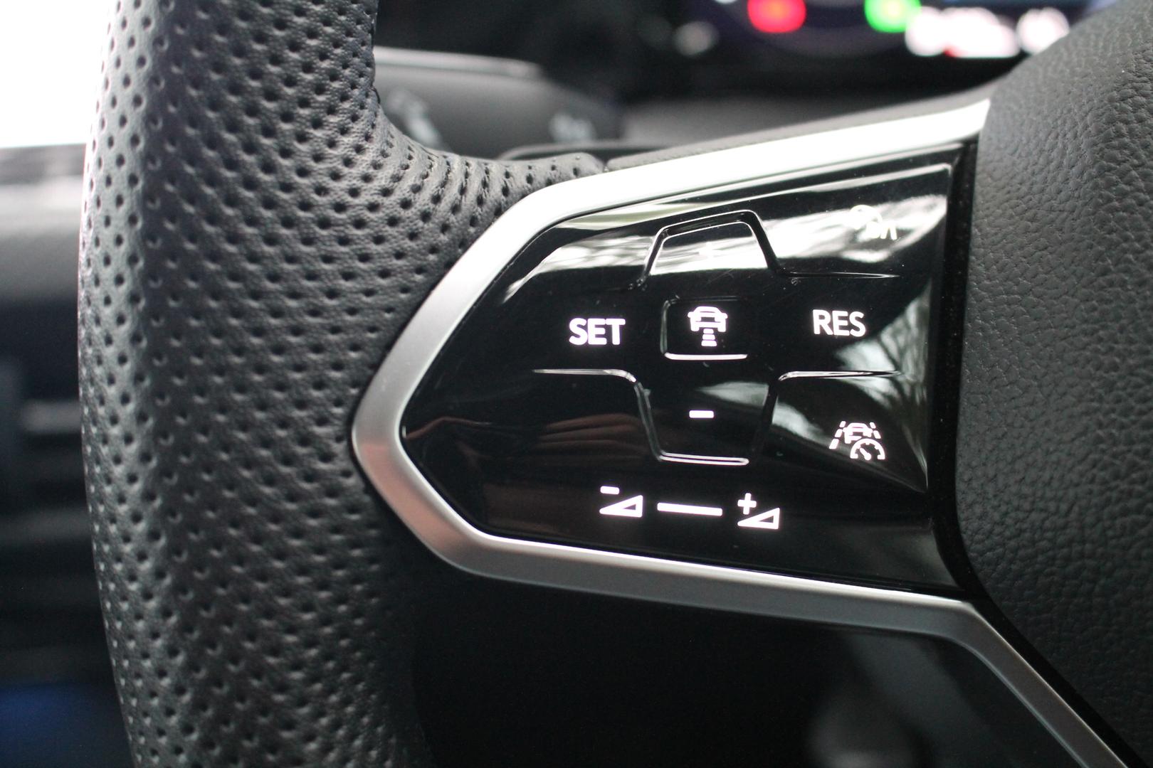 2023 Volkswagen Golf 110TSI RLine — photo 7
