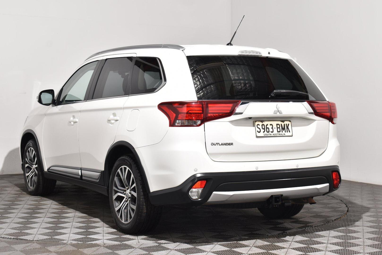 2016 Mitsubishi Outlander XLS — photo 2