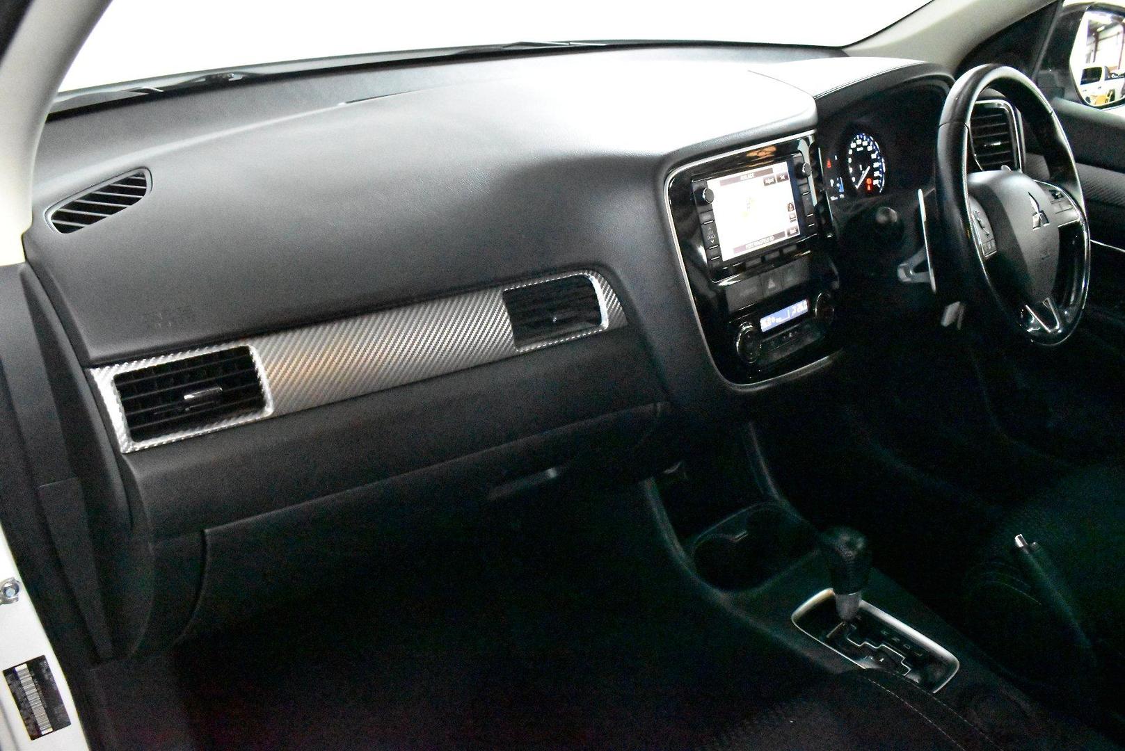 2016 Mitsubishi Outlander XLS — photo 6