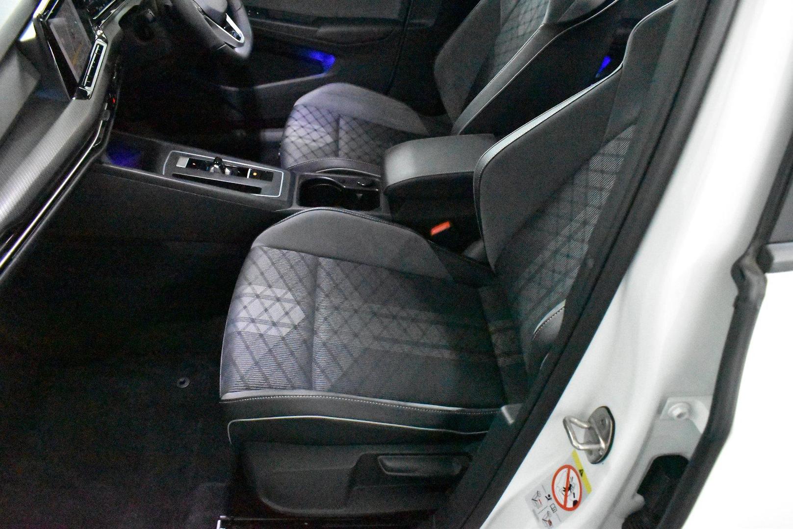 2022 Volkswagen Golf 110TSI RLine — photo 7