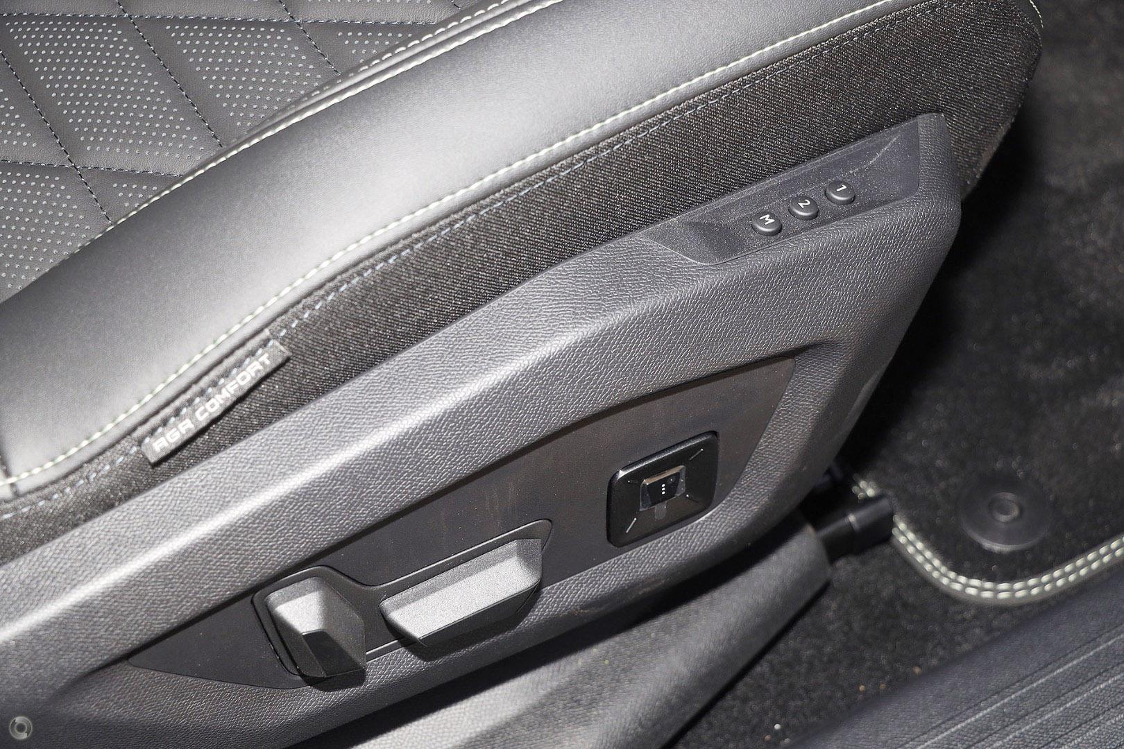 2025 Peugeot 3008 GT Premium Hybrid — photo 10