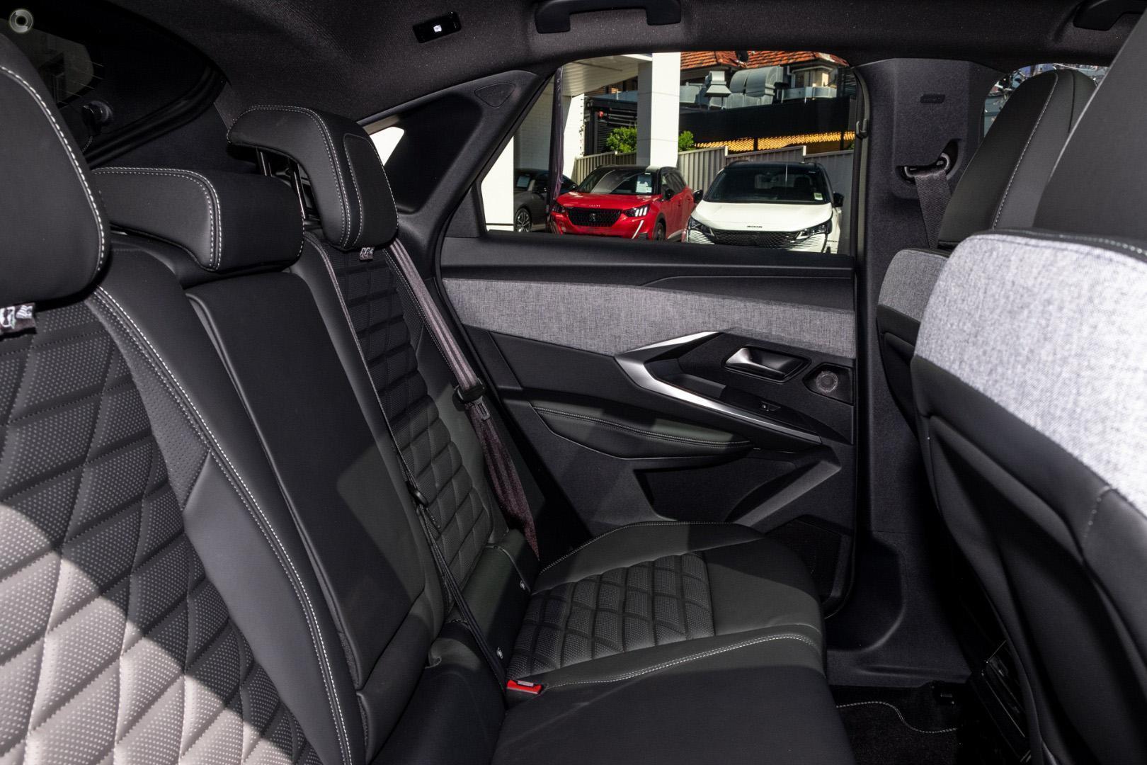 2025 Peugeot 3008 GT Premium Hybrid — photo 8