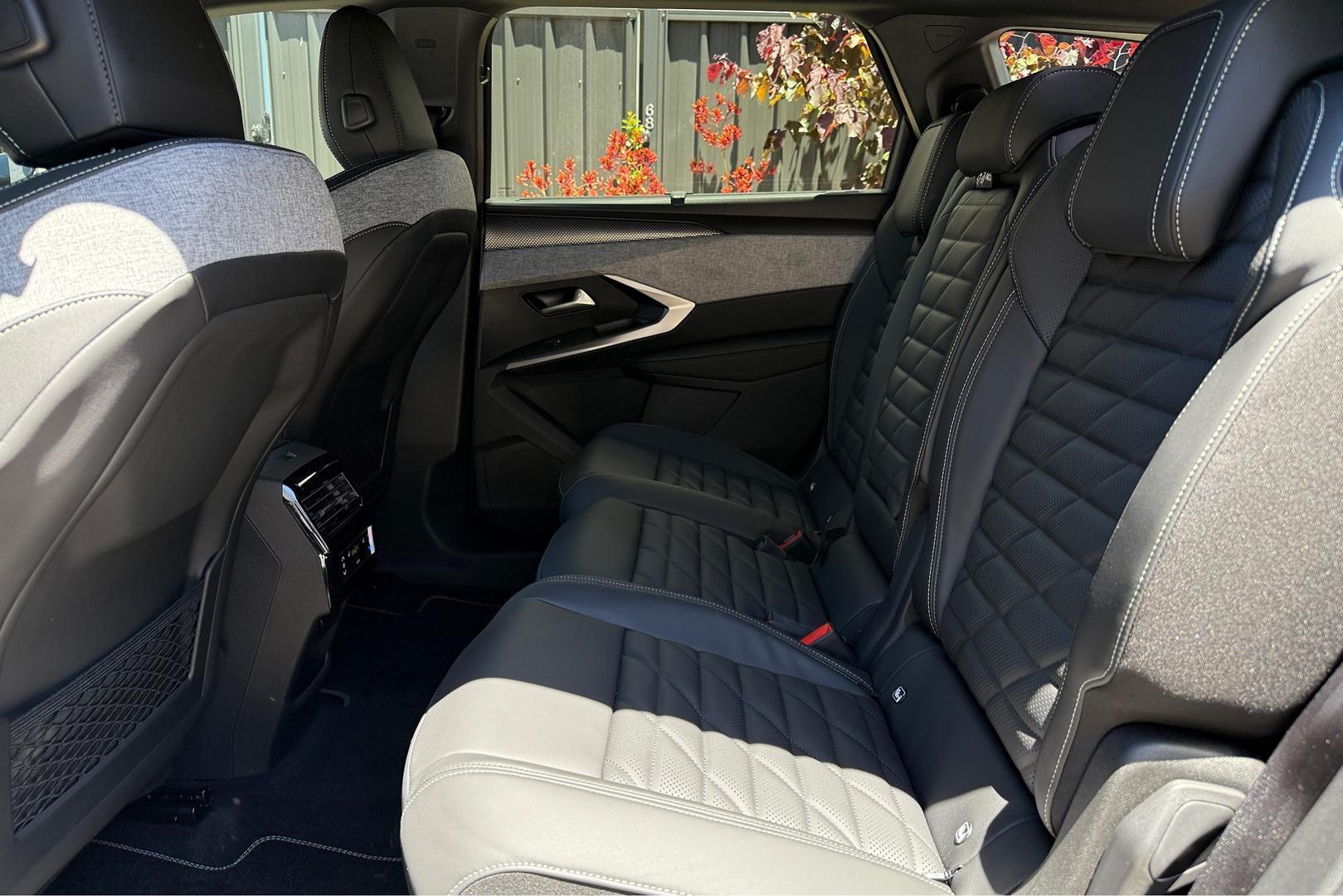 2025 Peugeot 5008 GT Premium Hybrid — photo 12