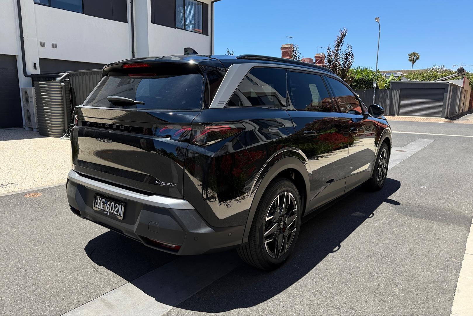 2025 Peugeot 5008 GT Premium Hybrid — photo 2