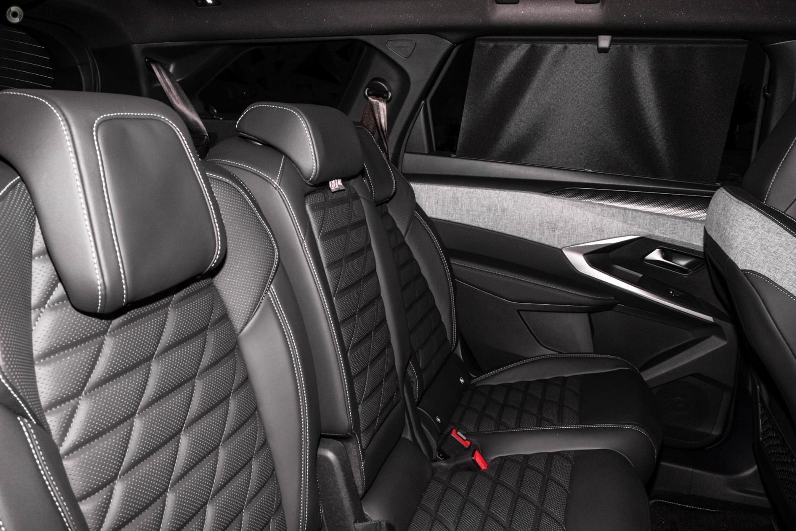 2025 Peugeot 5008 GT Premium Hybrid — photo 8