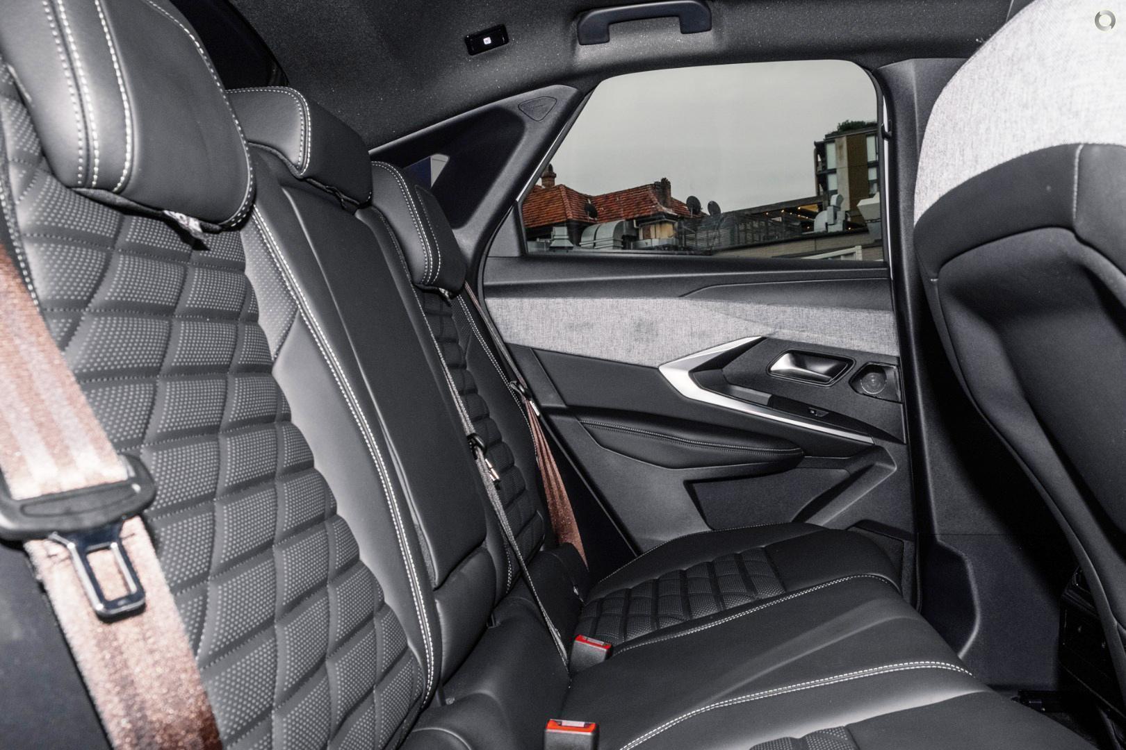 2025 Peugeot 3008 GT Premium Hybrid — photo 3
