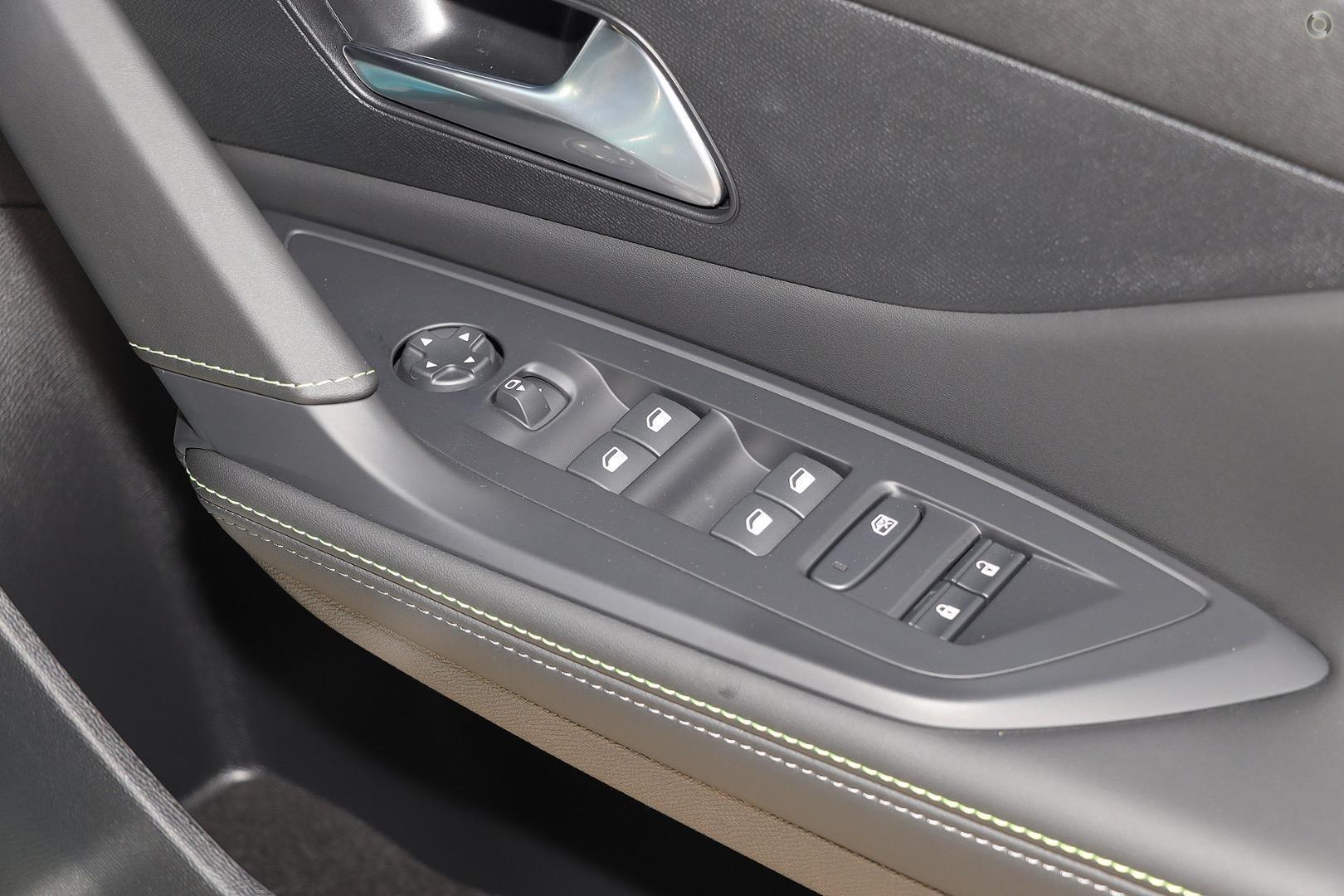 2025 Peugeot 308 GT Hybrid — photo 13