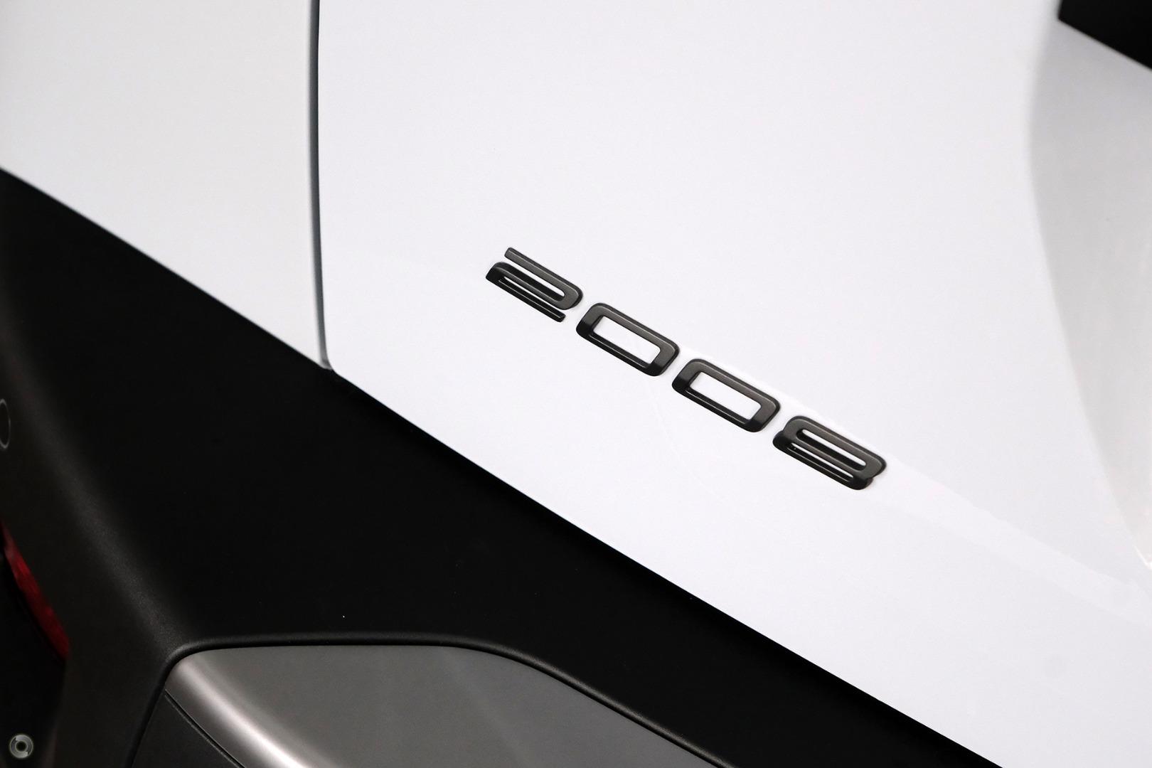 2025 Peugeot 2008 GT Hybrid — photo 10
