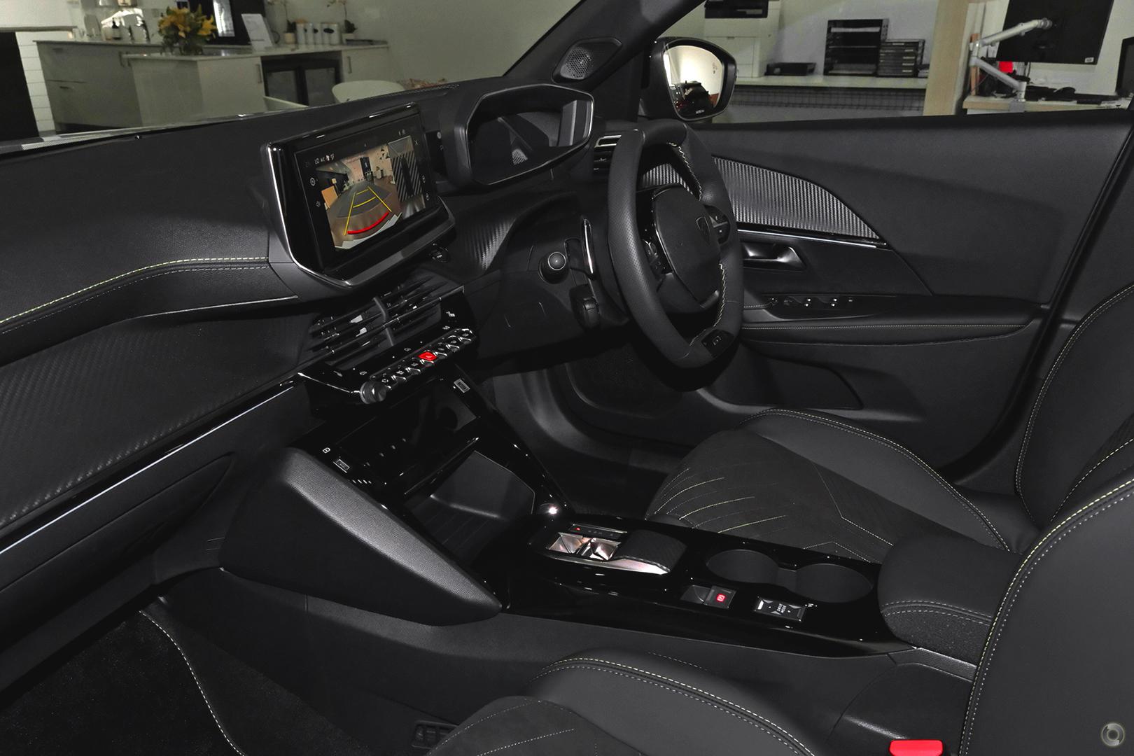 2025 Peugeot 2008 GT Hybrid — photo 7