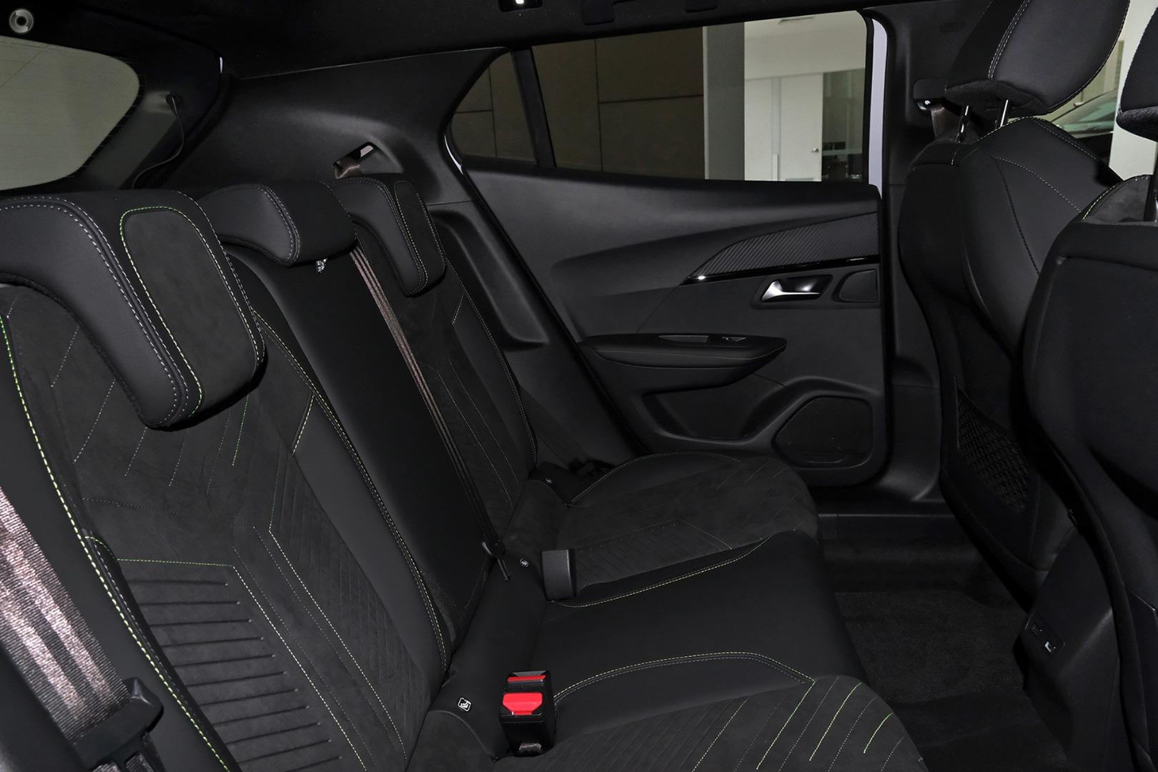 2025 Peugeot 2008 GT Hybrid — photo 8