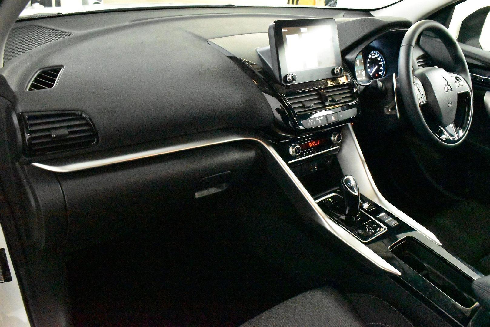 2023 Mitsubishi Eclipse Cross PHEV ES — photo 6