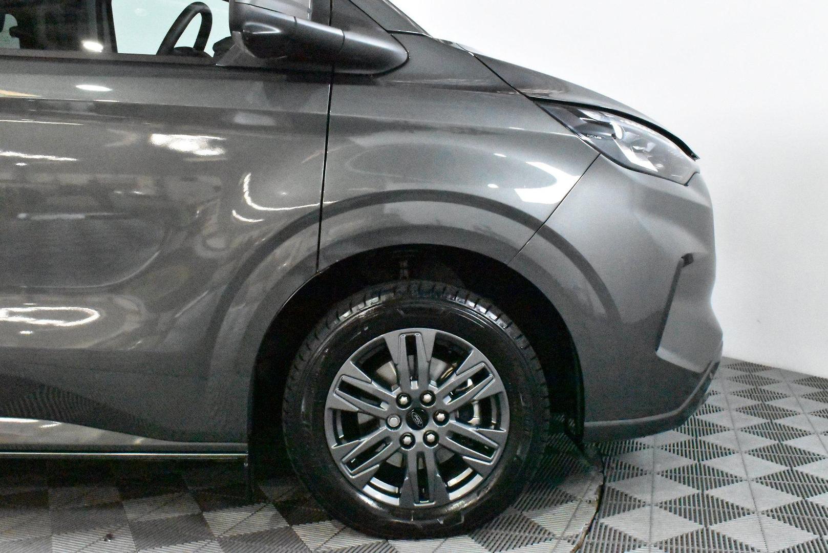 2025 Ford Tourneo Titanium X — photo 18