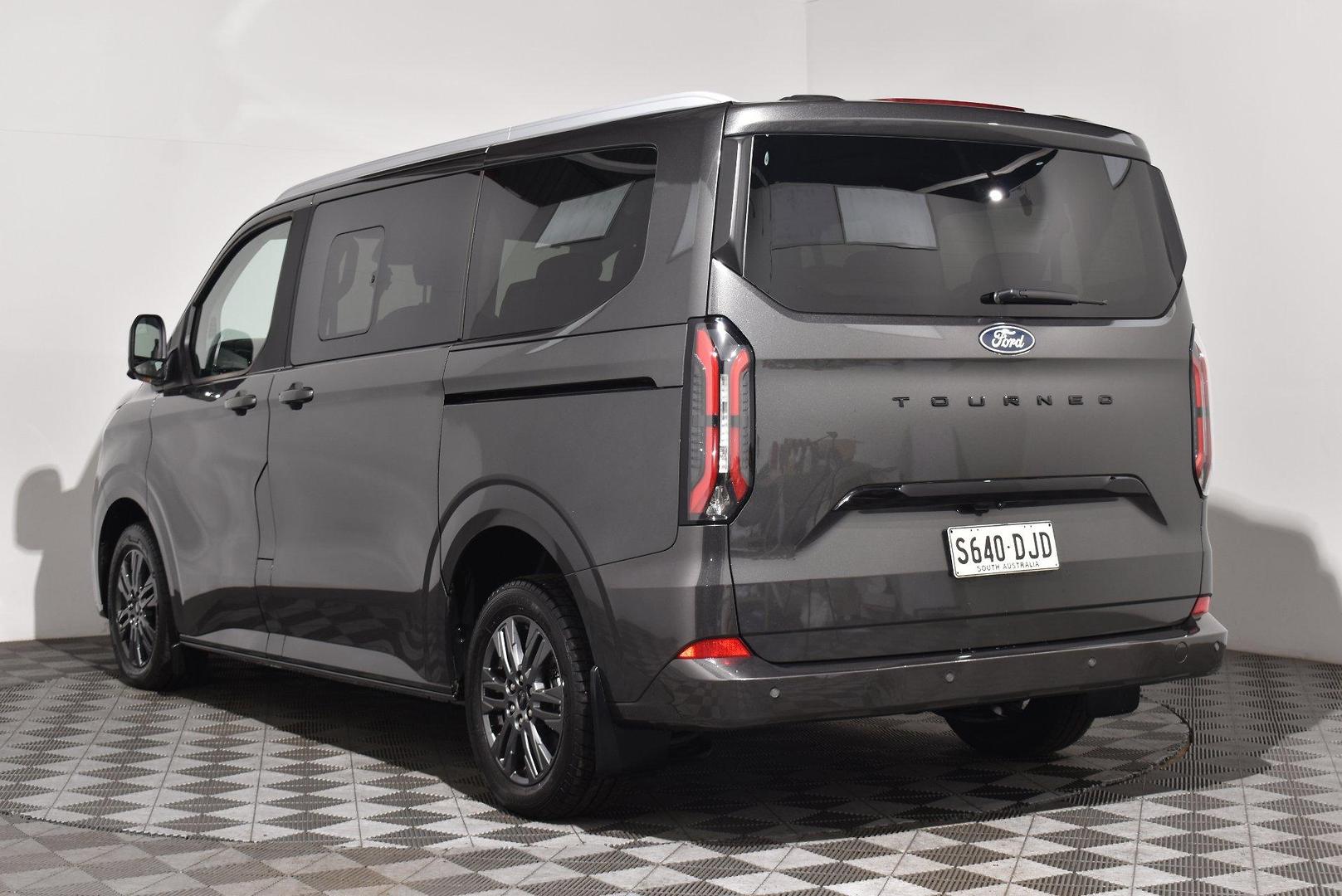 2025 Ford Tourneo Titanium X — photo 2