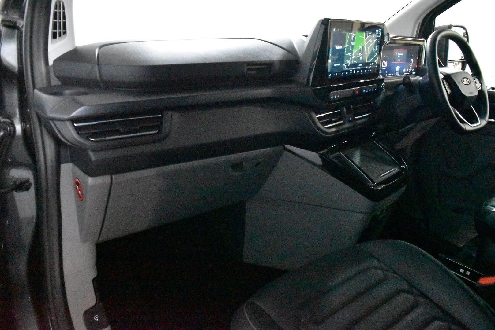 2025 Ford Tourneo Titanium X — photo 6