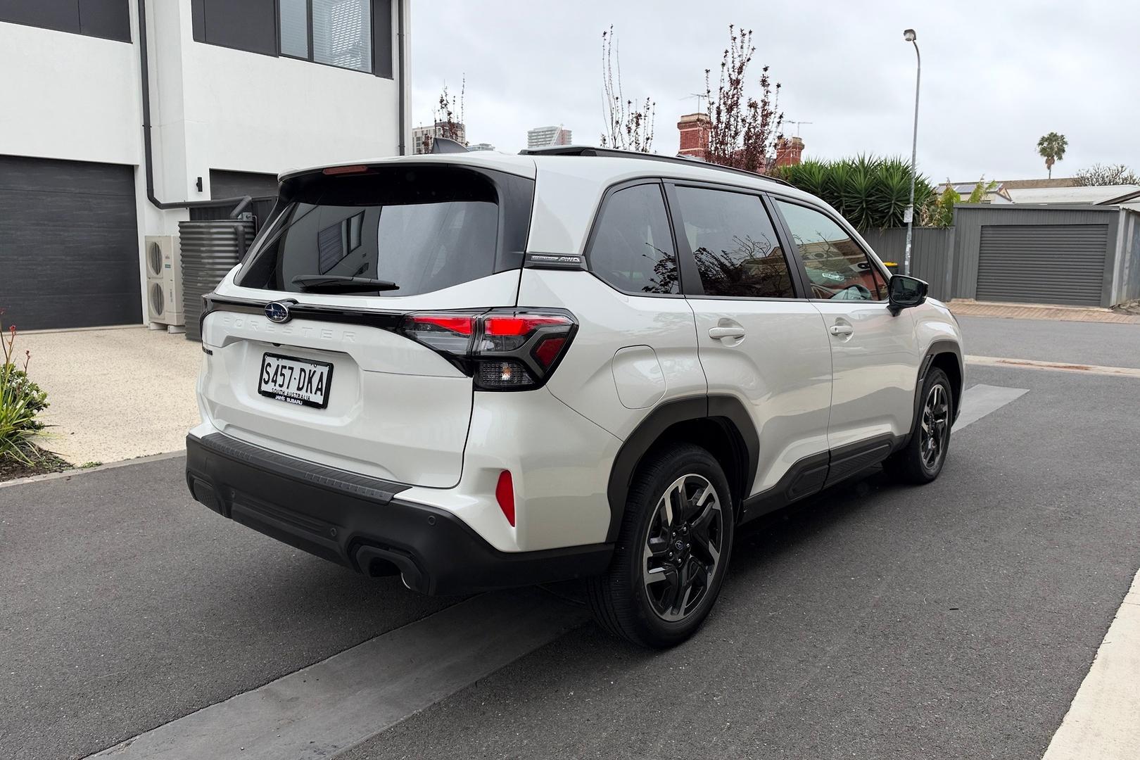 2025 Subaru Forester Touring — photo 2