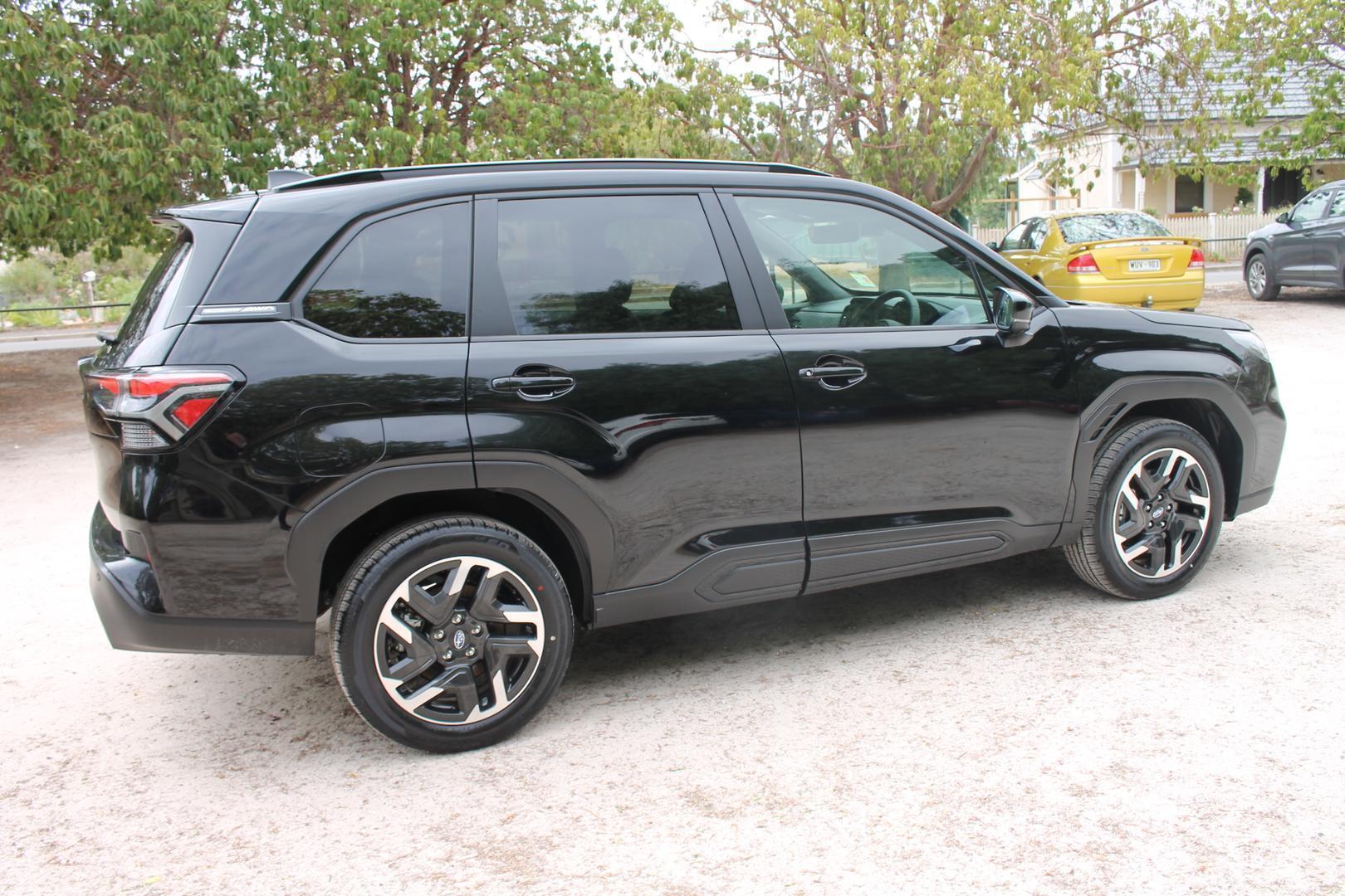2025 Subaru Forester Touring — photo 4