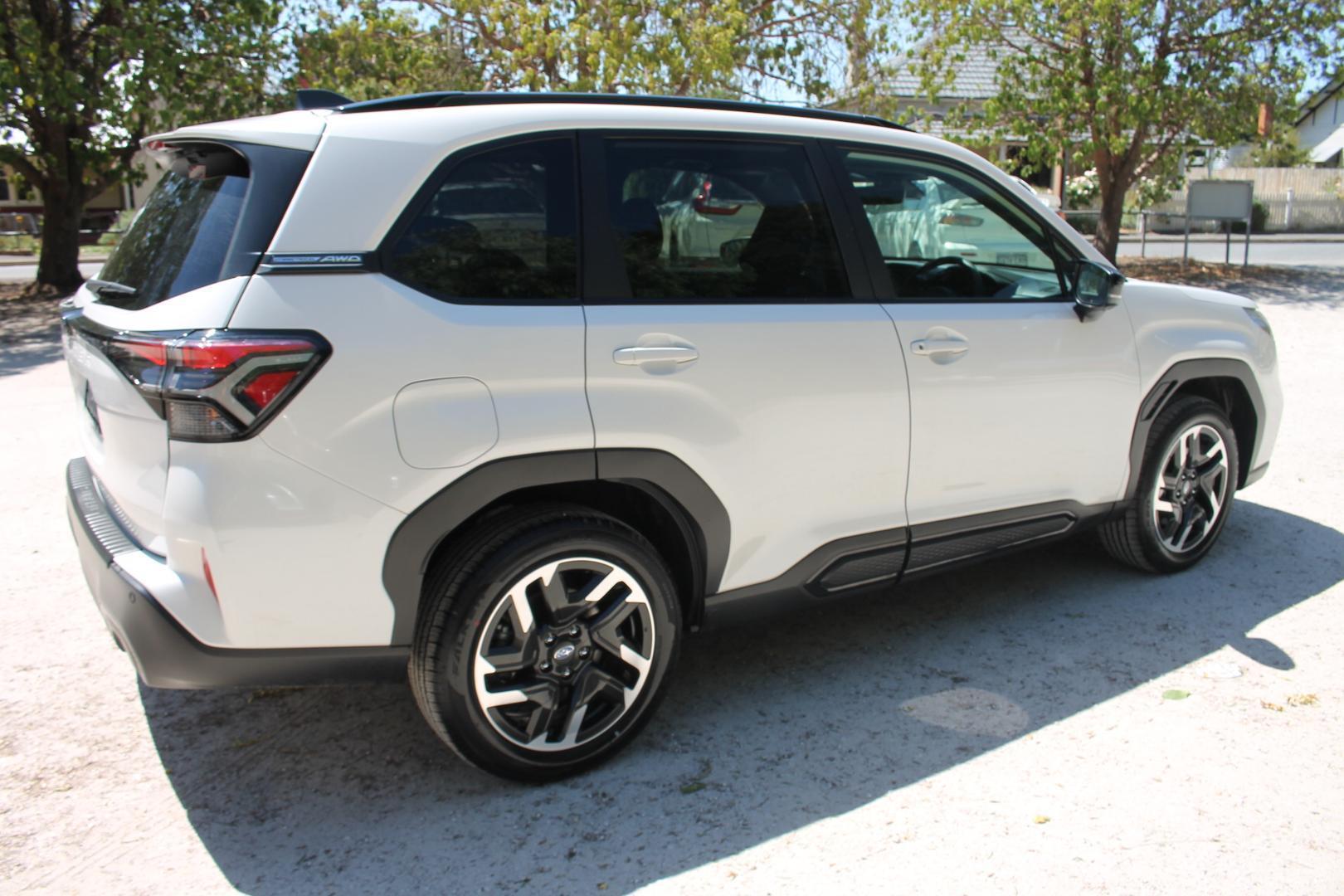 2025 Subaru Forester Touring — photo 4