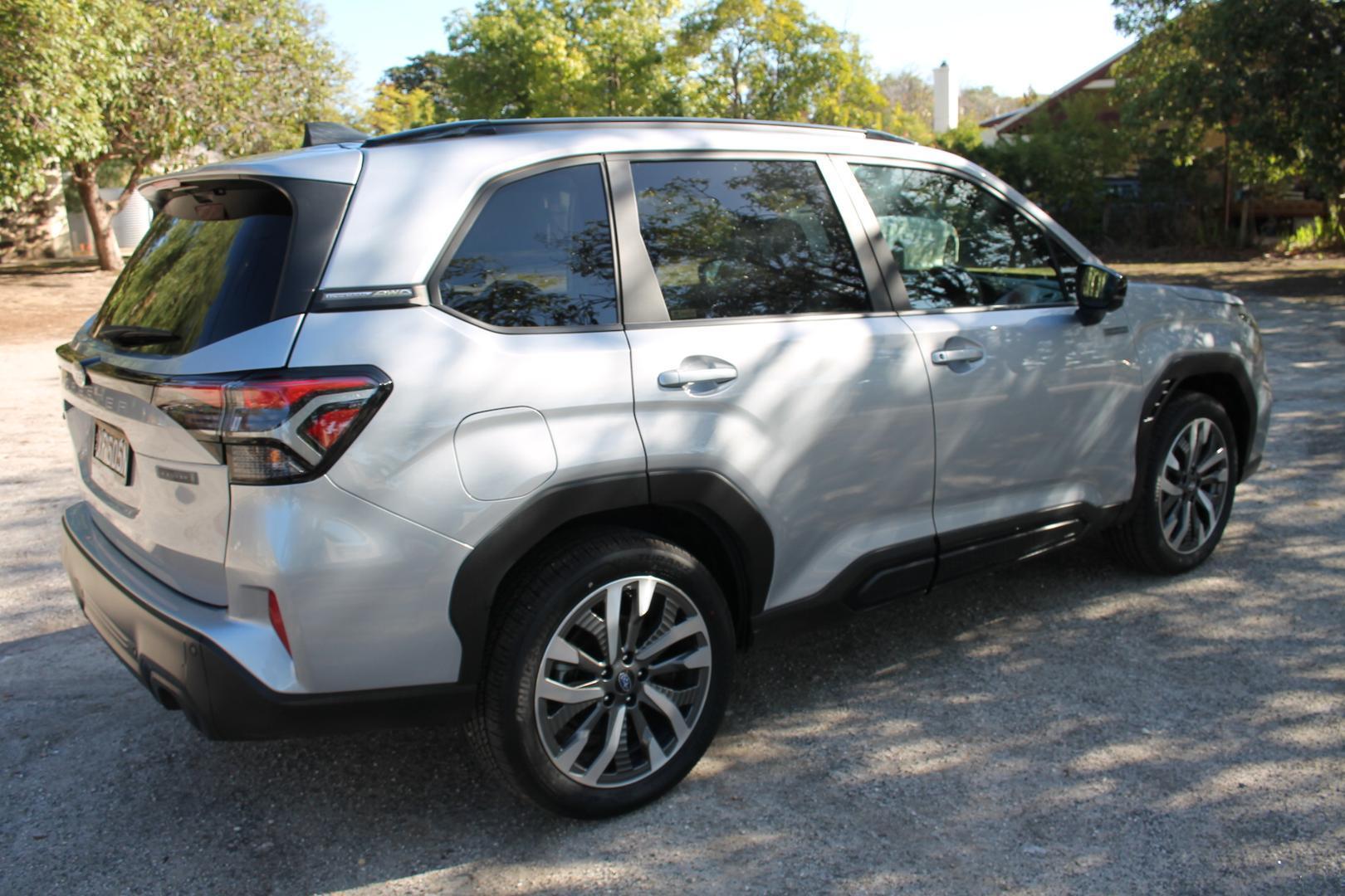 2025 Subaru Forester Hybrid Touring — photo 4