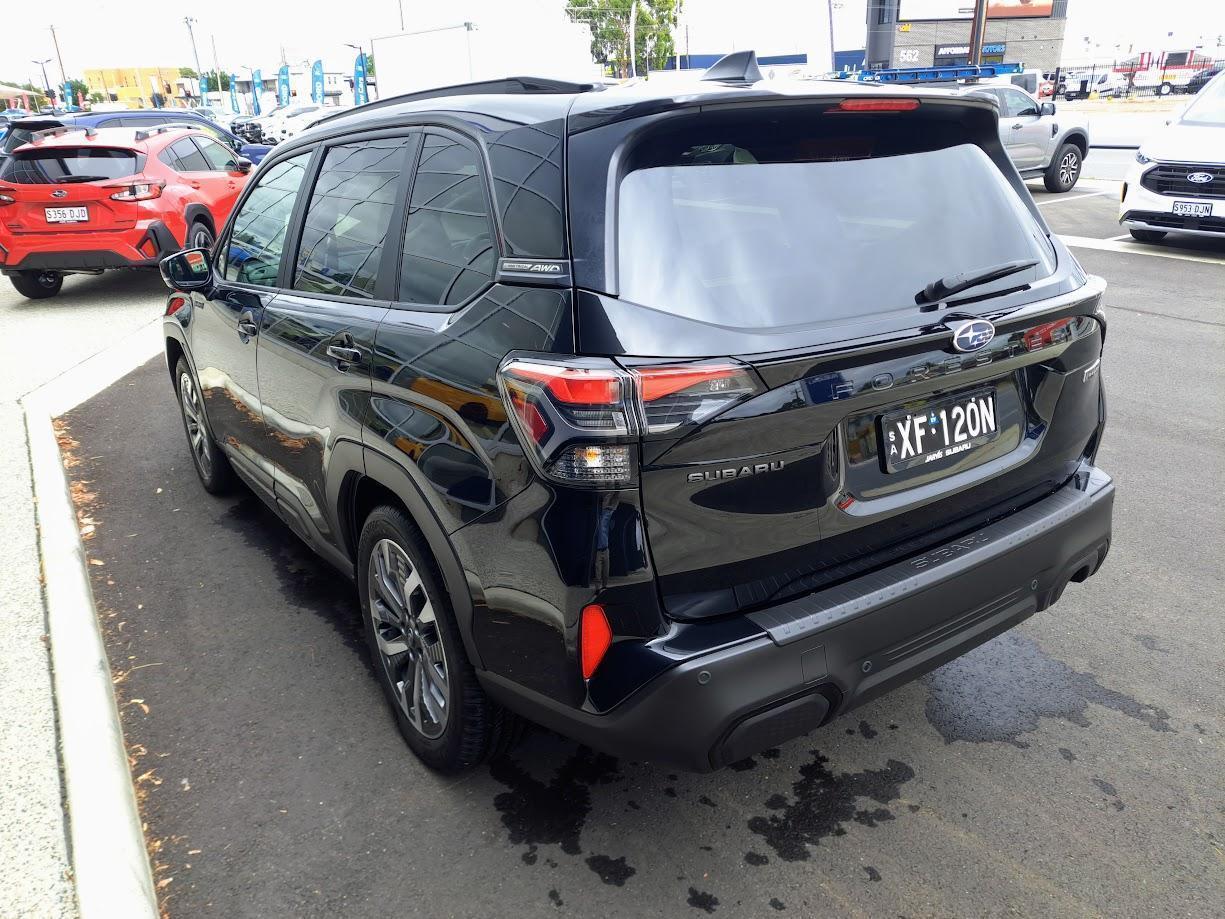 2025 Subaru Forester Hybrid Touring — photo 4