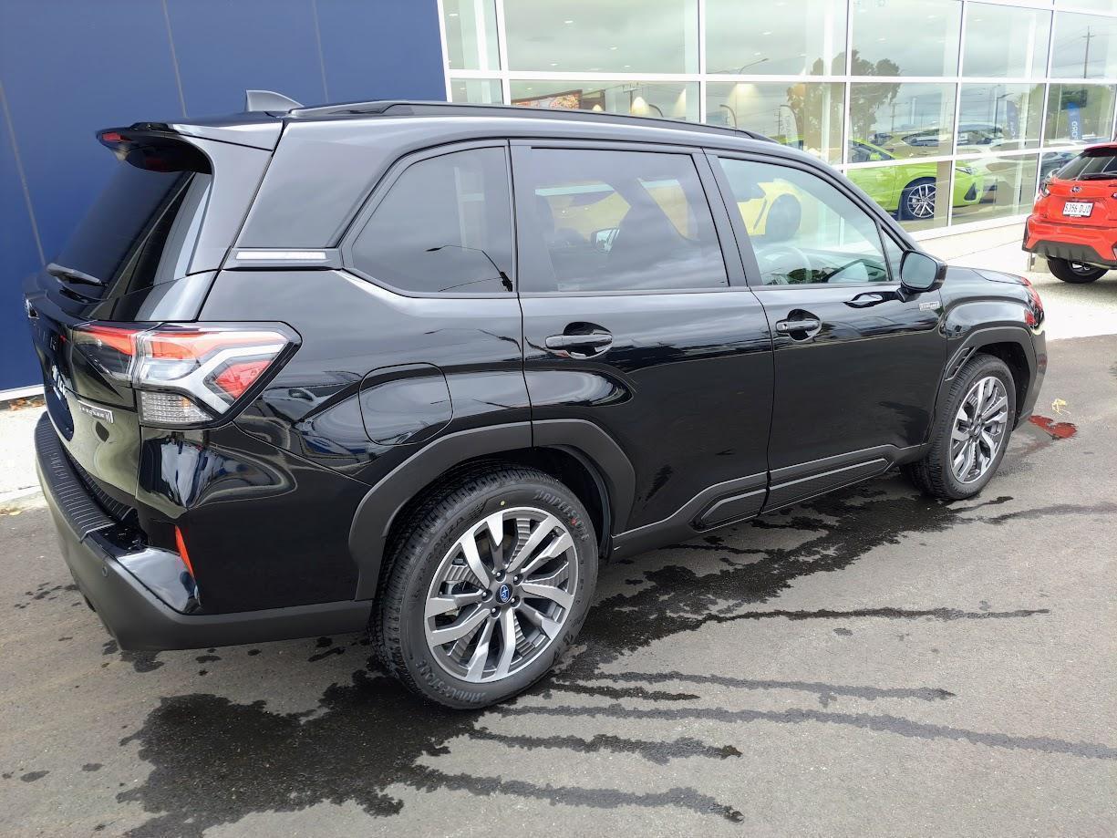 2025 Subaru Forester Hybrid Touring — photo 9