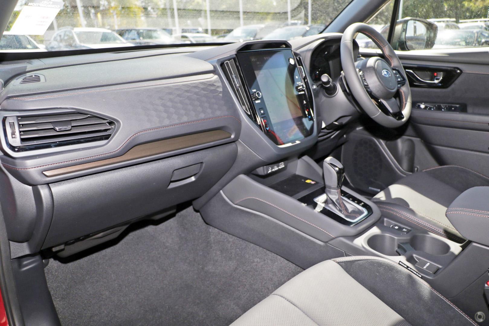 2025 Subaru Forester Hybrid Touring — photo 7
