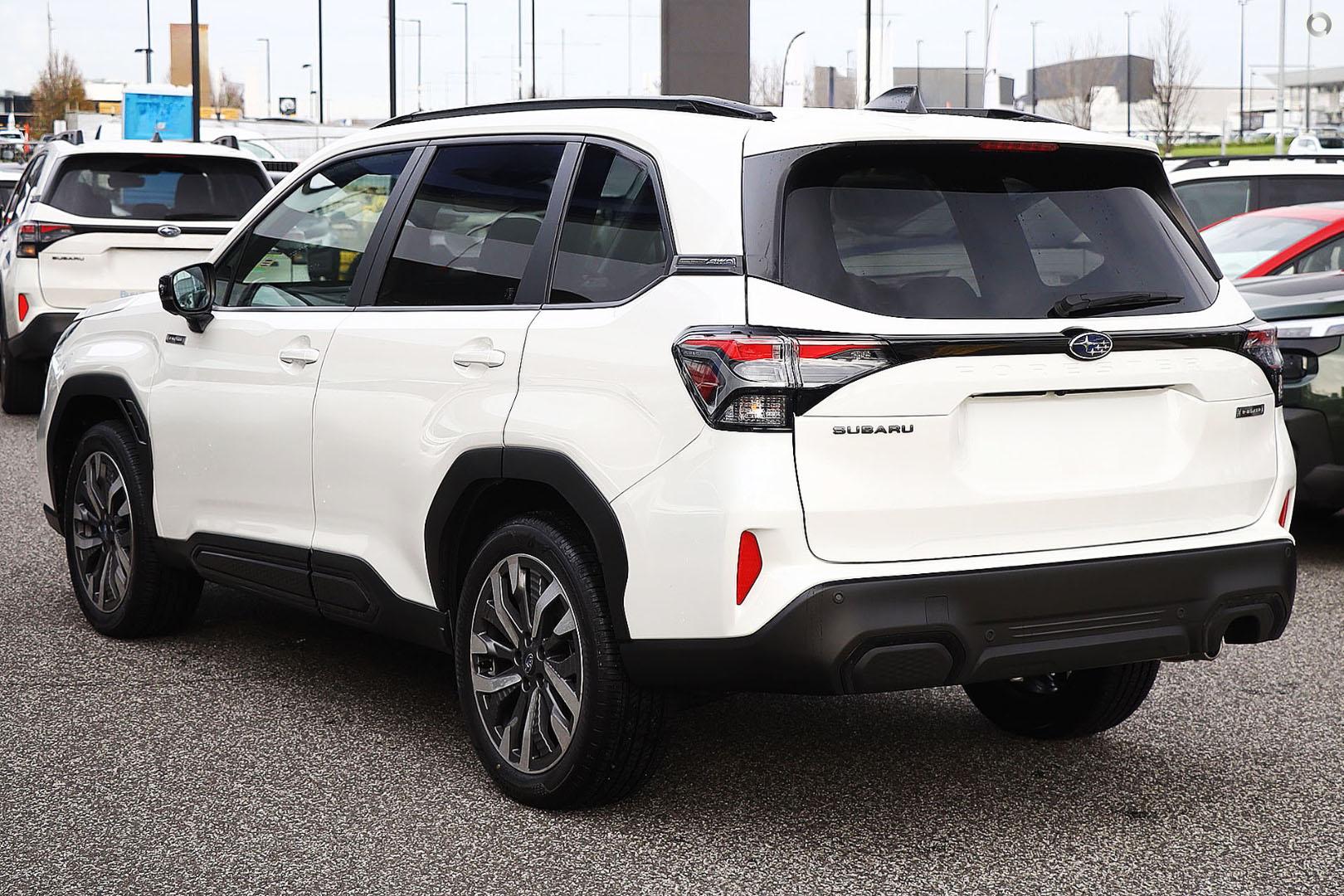 2025 Subaru Forester Hybrid Touring — photo 4