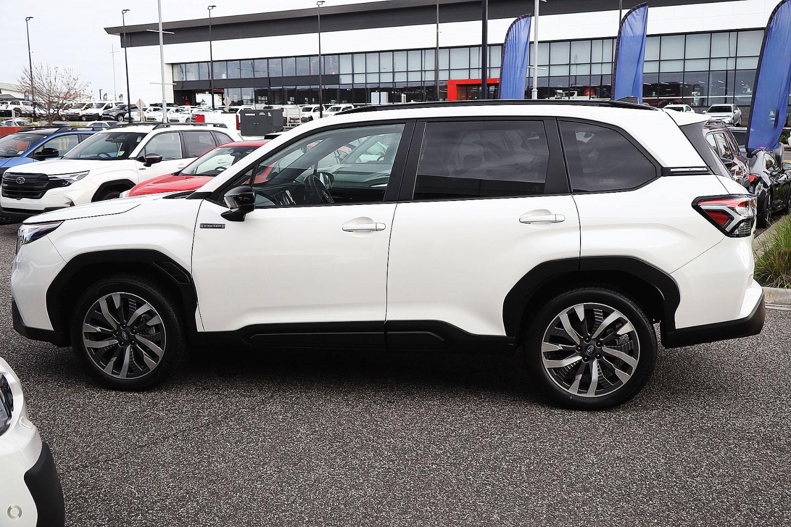 2025 Subaru Forester Hybrid Touring — photo 5