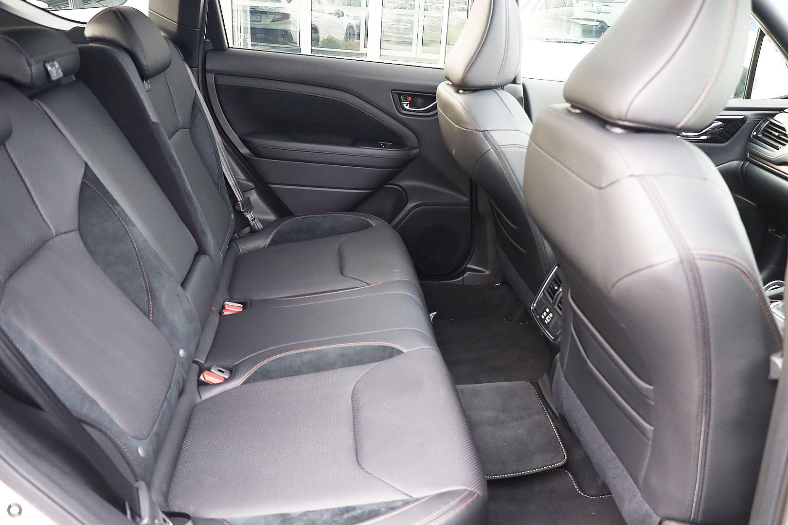 2025 Subaru Forester Hybrid Touring — photo 8