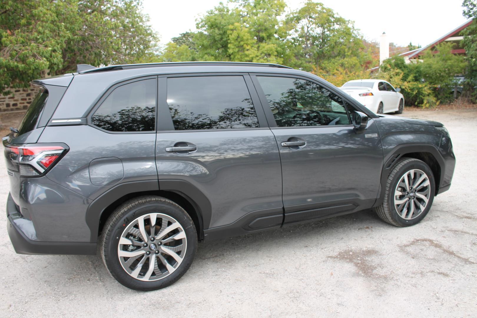 2025 Subaru Forester Hybrid Touring — photo 4