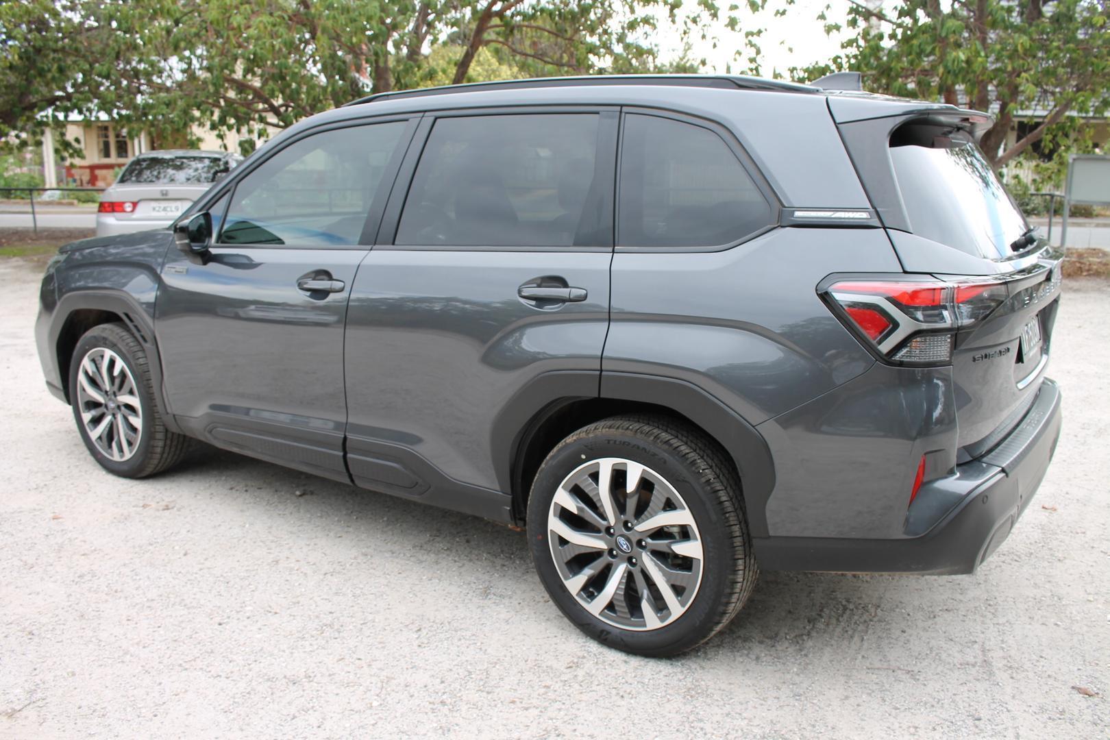 2025 Subaru Forester Hybrid Touring — photo 6