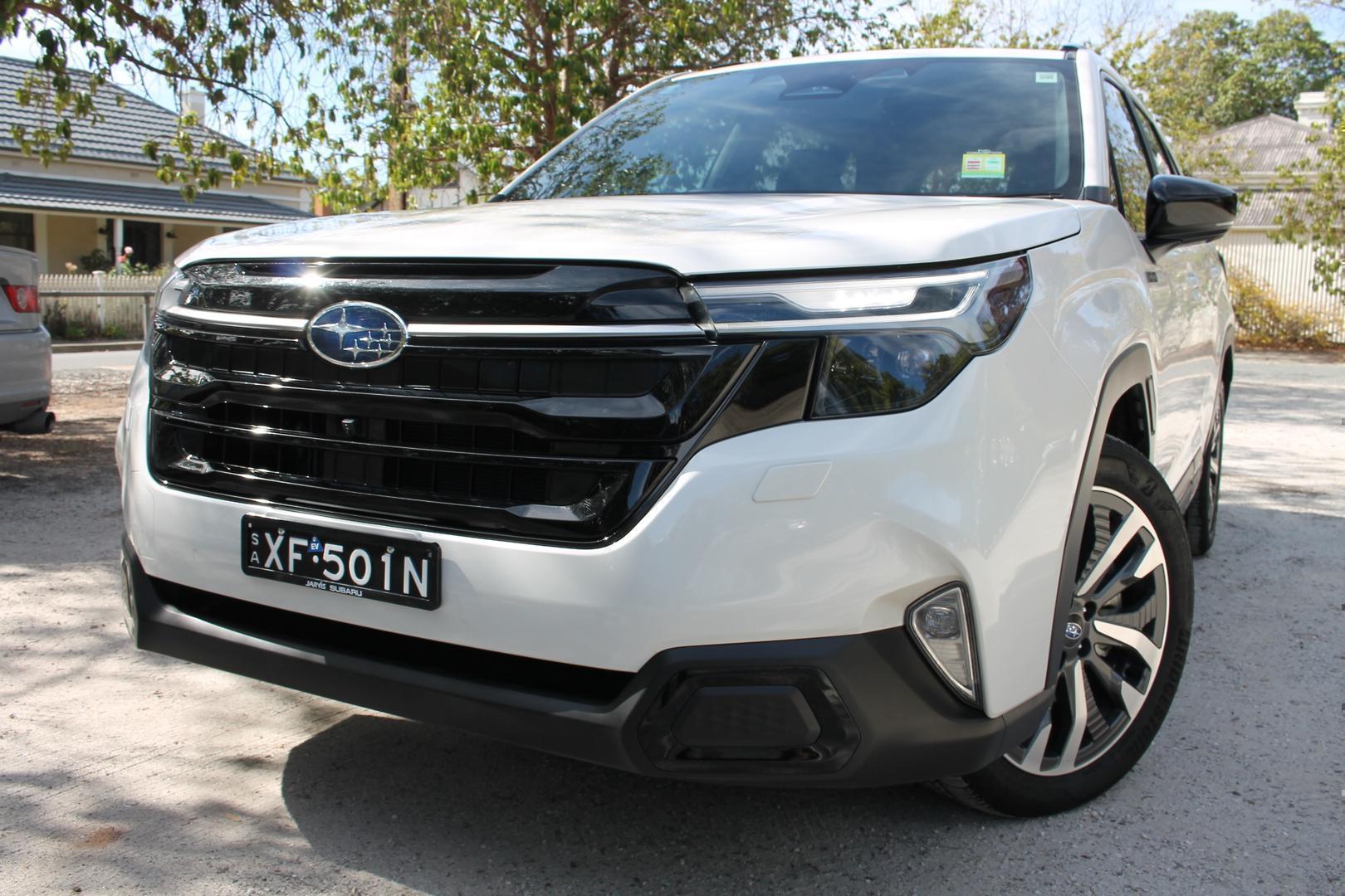 2025 Subaru Forester Hybrid Touring — photo 3