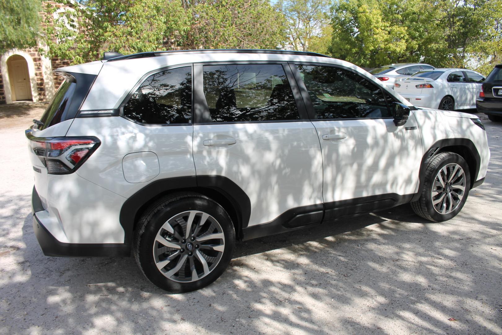 2025 Subaru Forester Hybrid Touring — photo 4