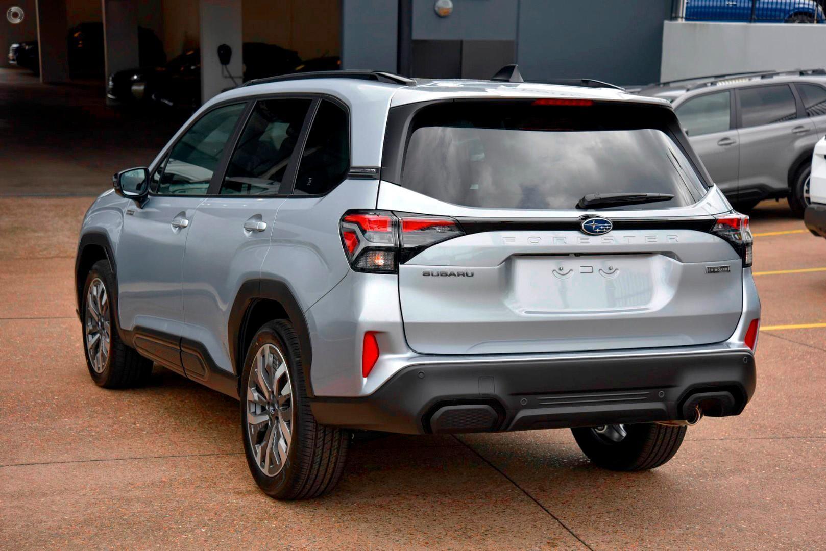 2025 Subaru Forester Hybrid Touring — photo 4