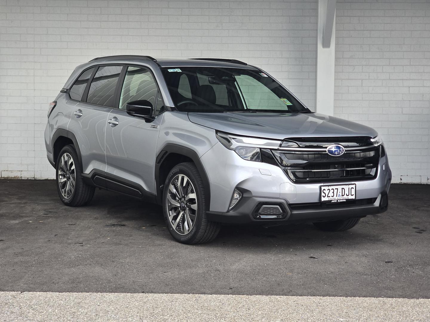 2025 Subaru Forester Hybrid Touring — photo 1