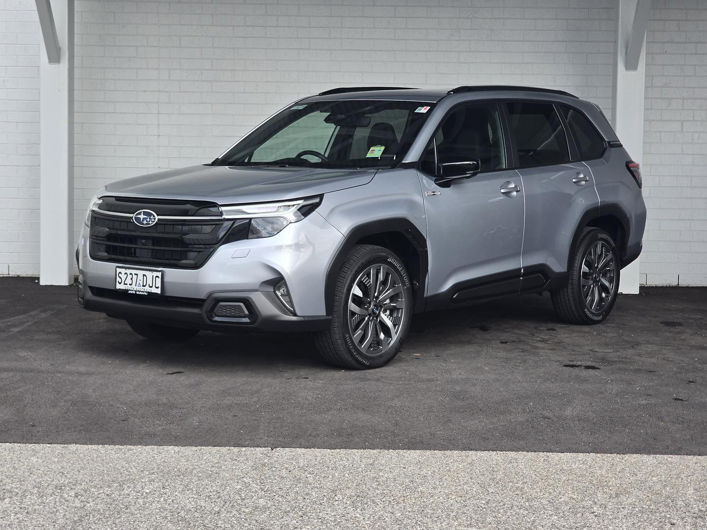 2025 Subaru Forester Hybrid Touring — photo 2