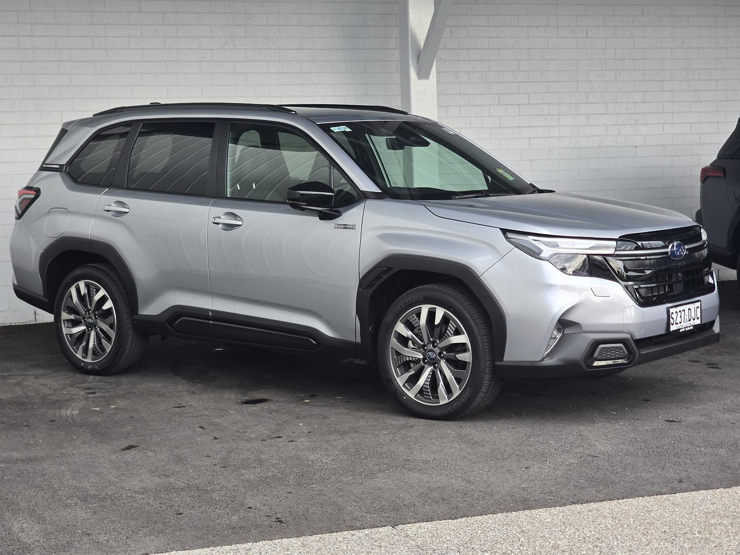 2025 Subaru Forester Hybrid Touring — photo 3