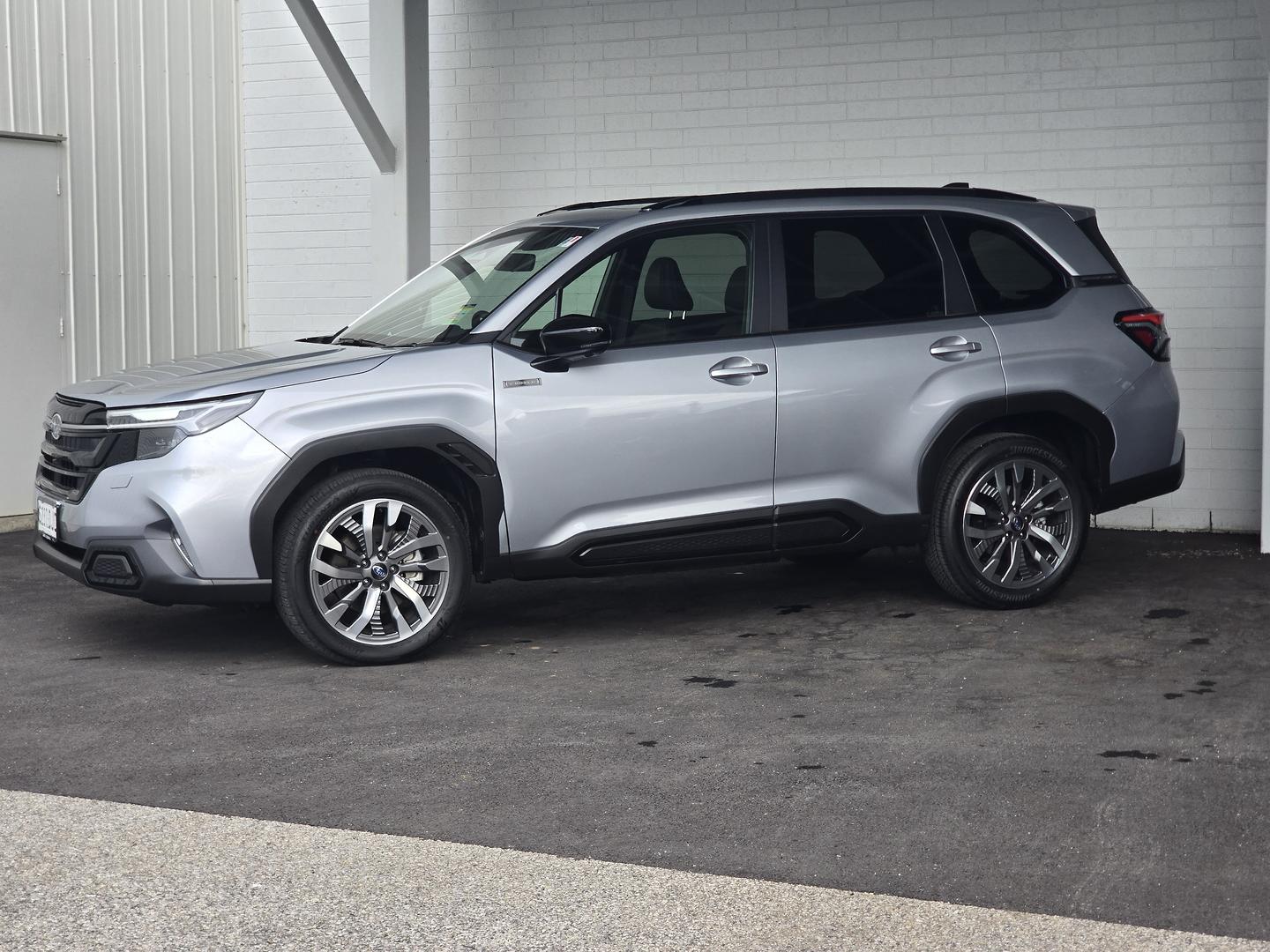 2025 Subaru Forester Hybrid Touring — photo 4