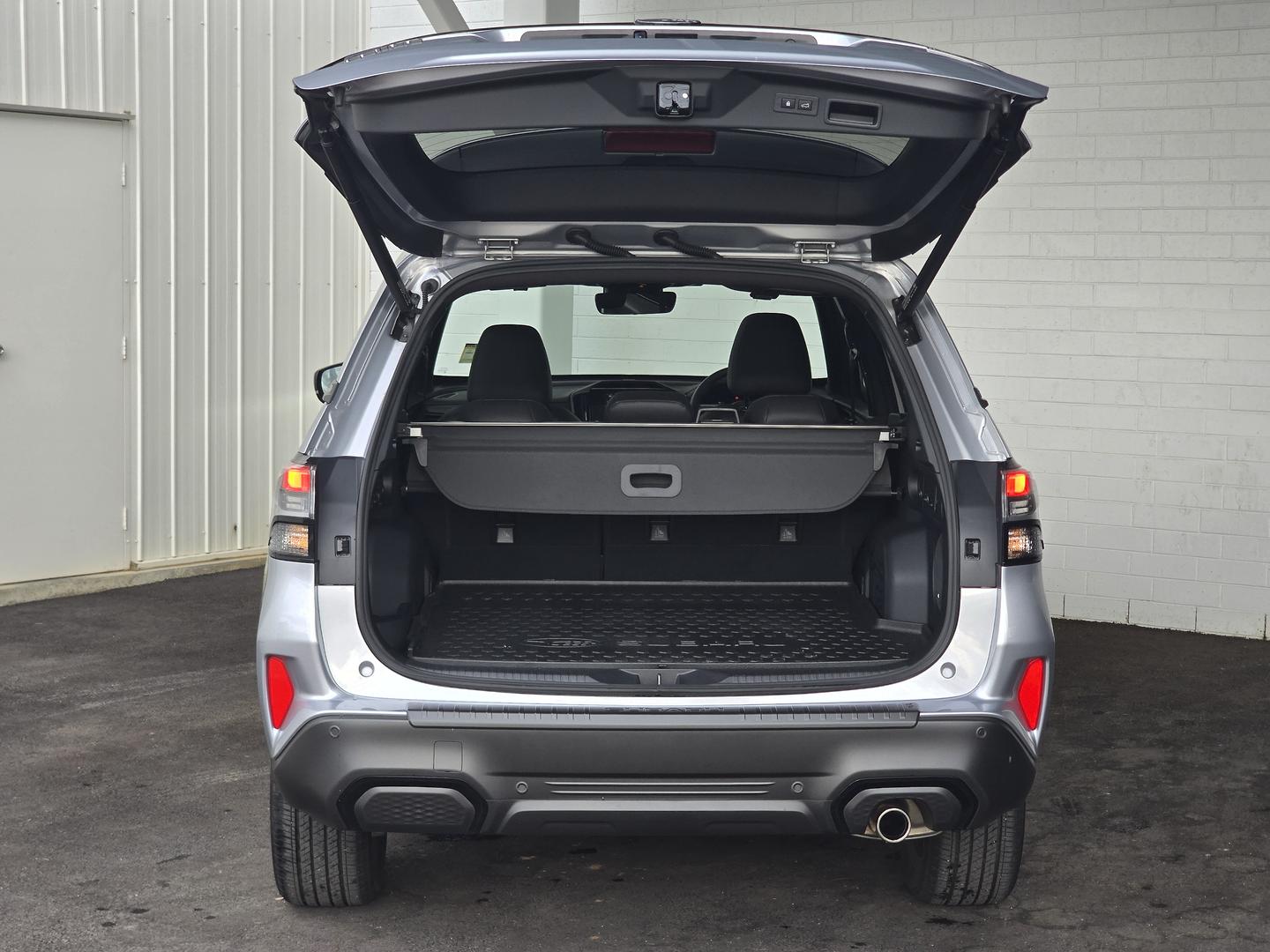 2025 Subaru Forester Hybrid Touring — photo 8