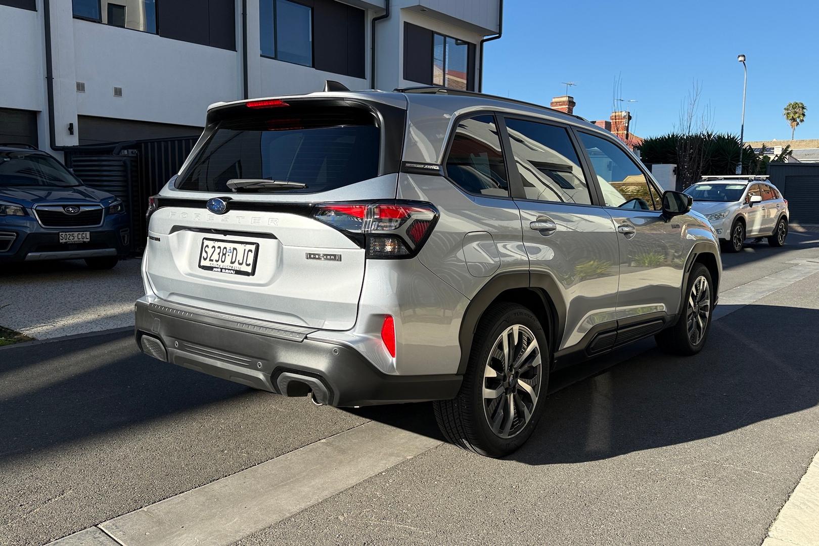 2025 Subaru Forester Hybrid Touring — photo 2