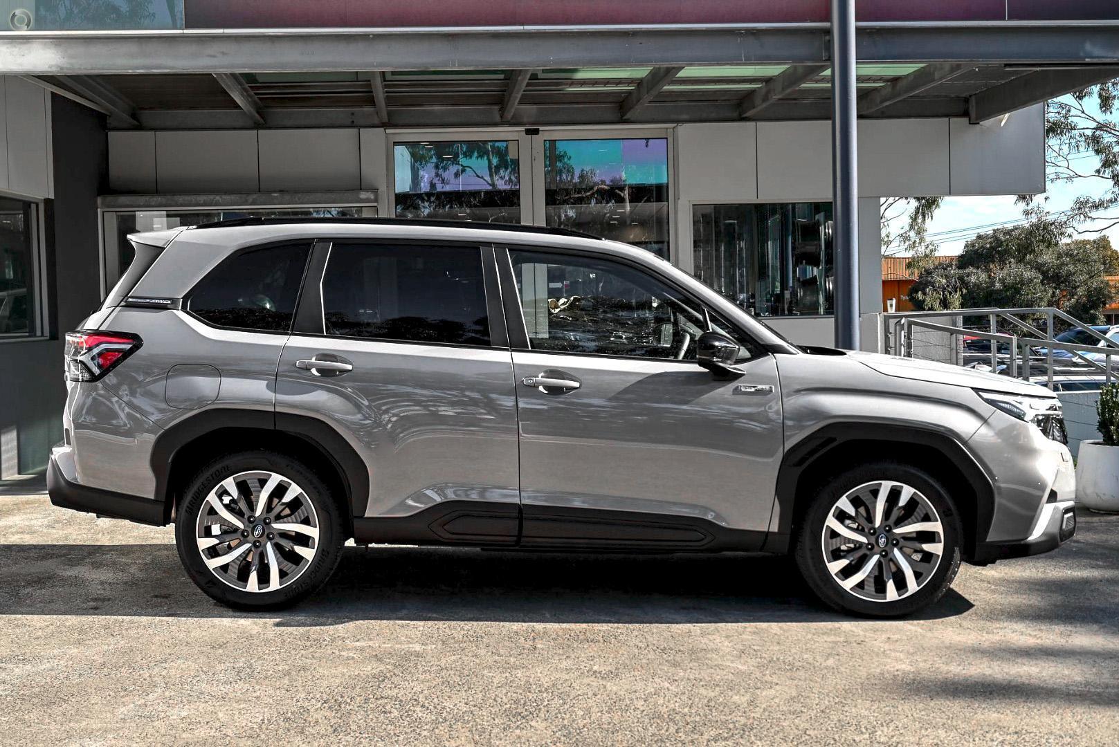 2025 Subaru Forester Hybrid Touring — photo 5