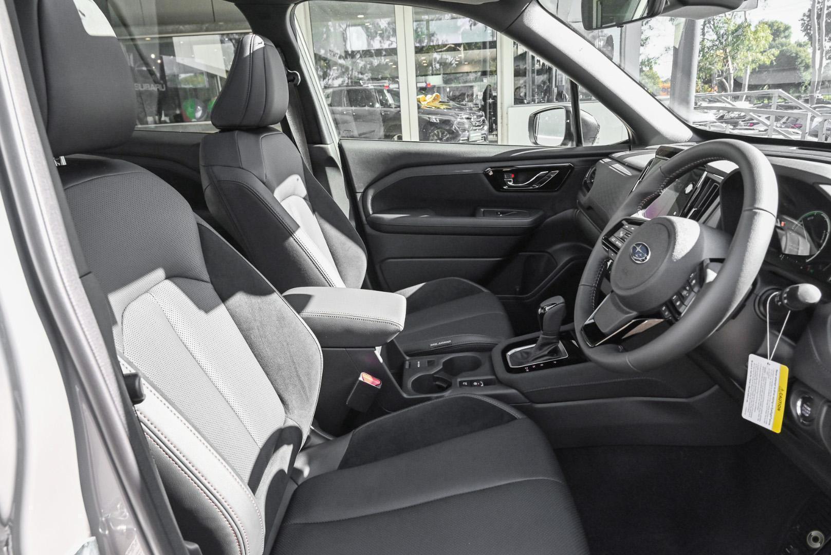 2025 Subaru Forester Hybrid Touring — photo 7