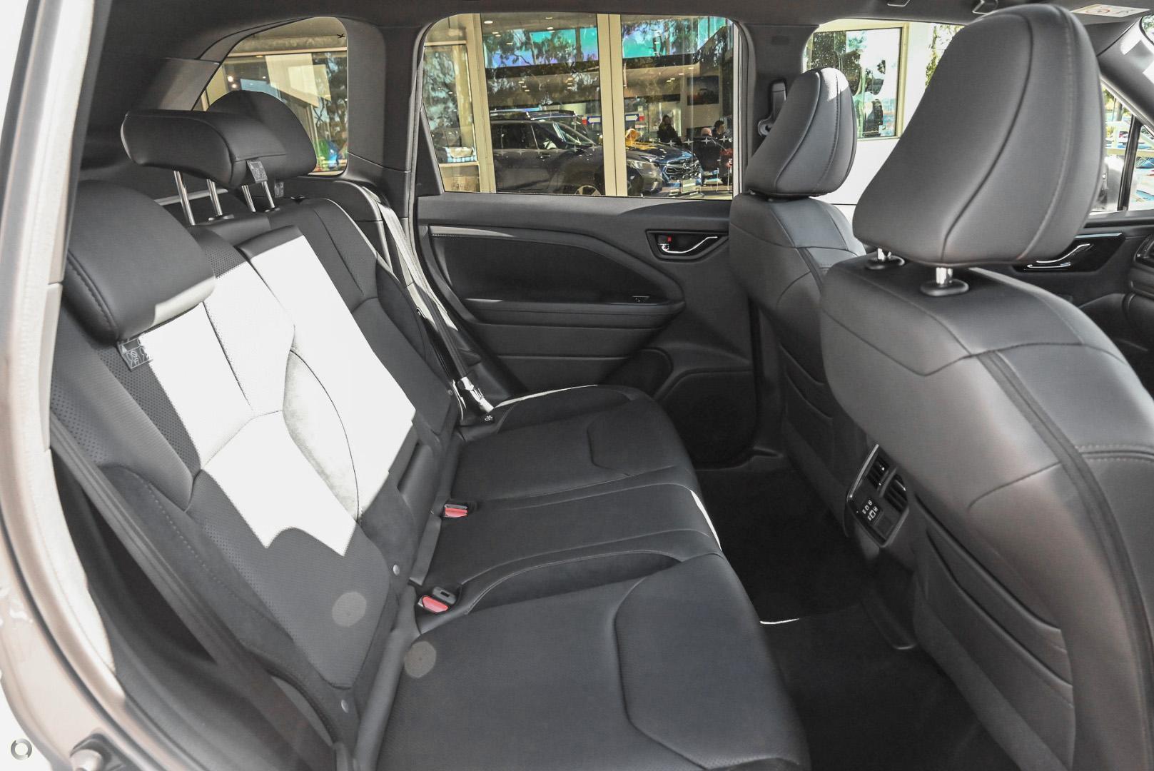 2025 Subaru Forester Hybrid Touring — photo 8