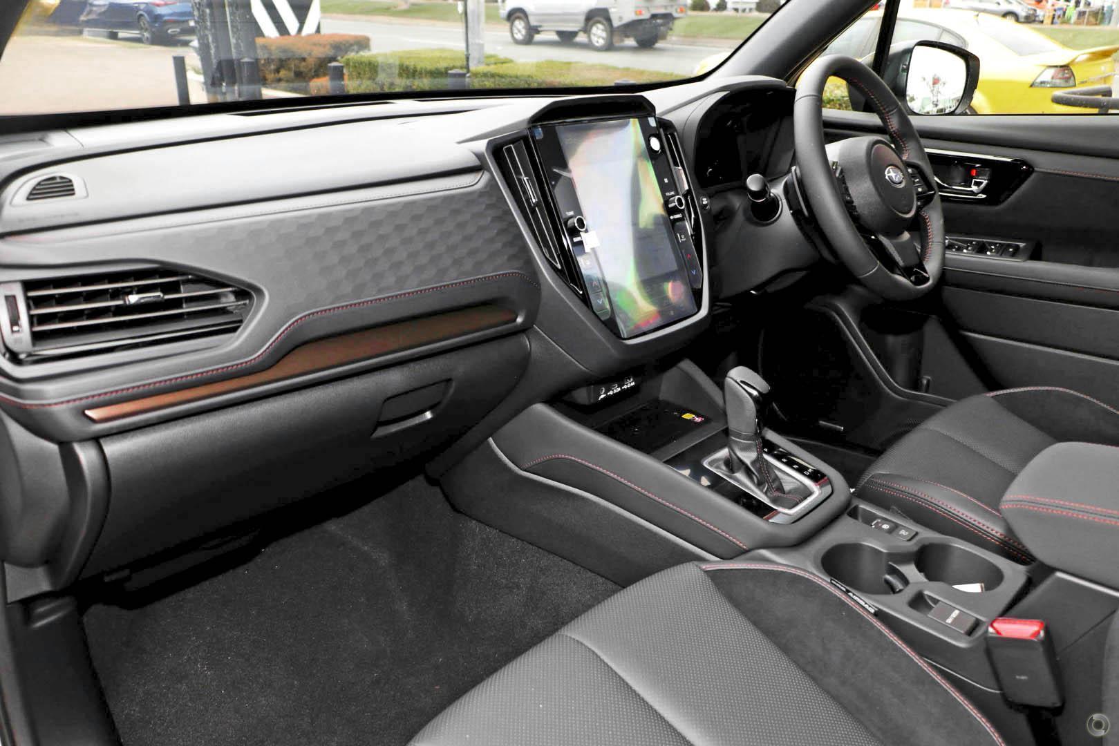 2025 Subaru Forester Hybrid Touring — photo 5