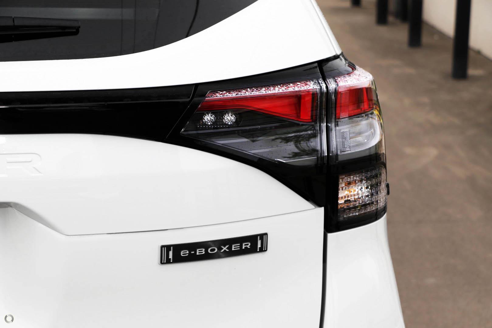 2025 Subaru Forester Hybrid Touring — photo 2
