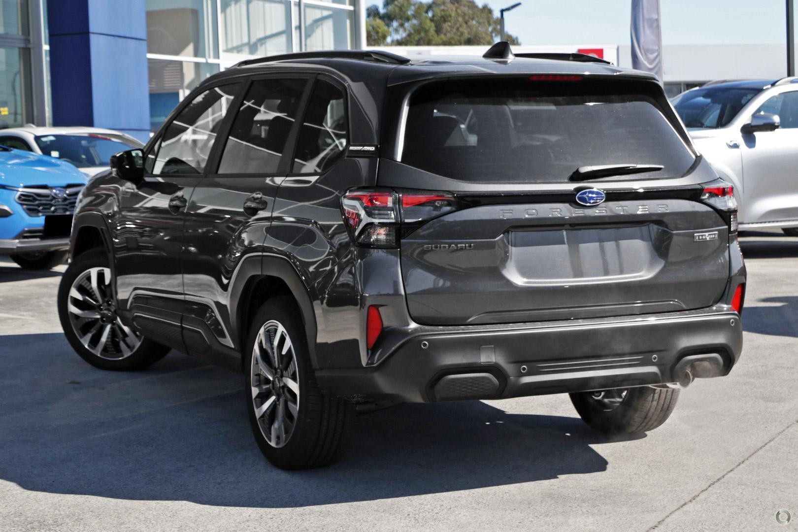 2025 Subaru Forester Hybrid Touring — photo 4