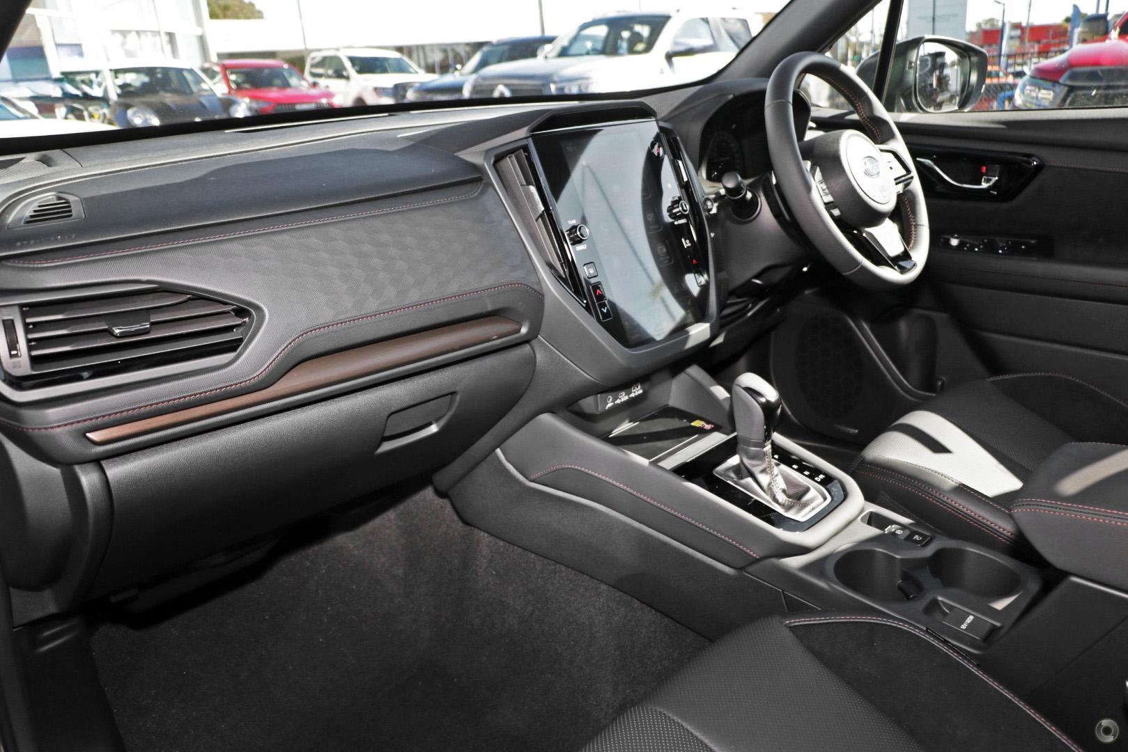 2025 Subaru Forester Hybrid Touring — photo 7